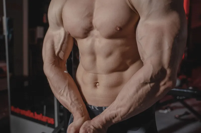 Your Arms Look Flat from the Side — And Here's Exactly Why